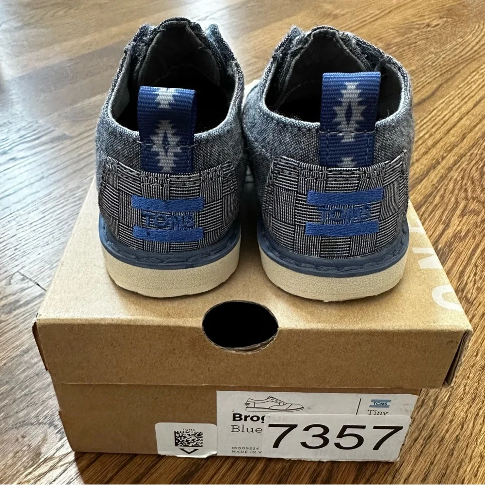 TOMS Tiny Brogue oxfords in Blue Chambray, toddler size 5 (NWT)